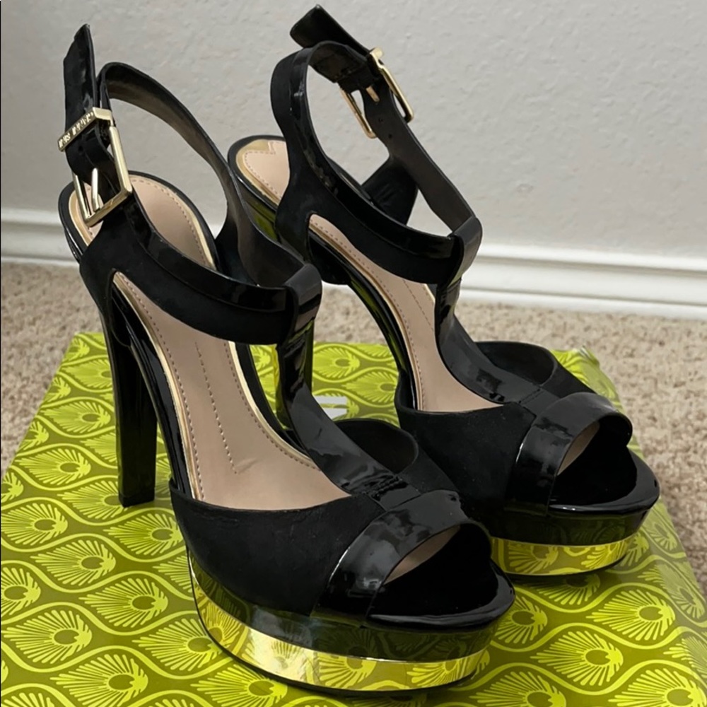 Gianni Bini Black and Gold Heels